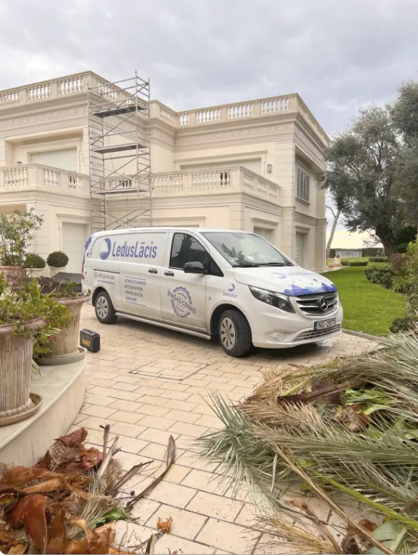 Polar Bear / LedusLacis service van at a client property
